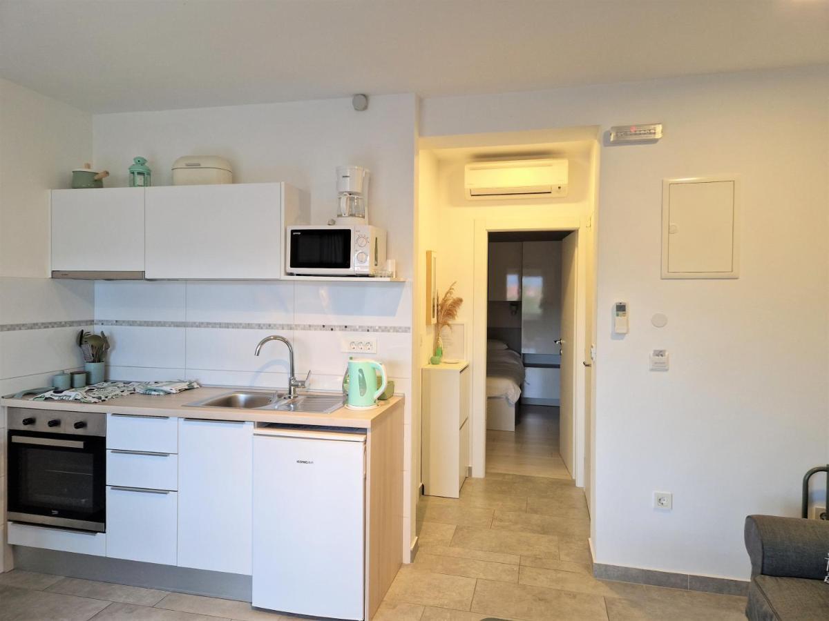 Apartments Nina Rab Town Exterior photo