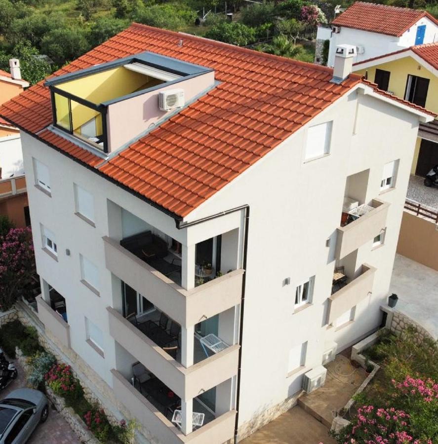 Apartments Nina Rab Town Exterior photo