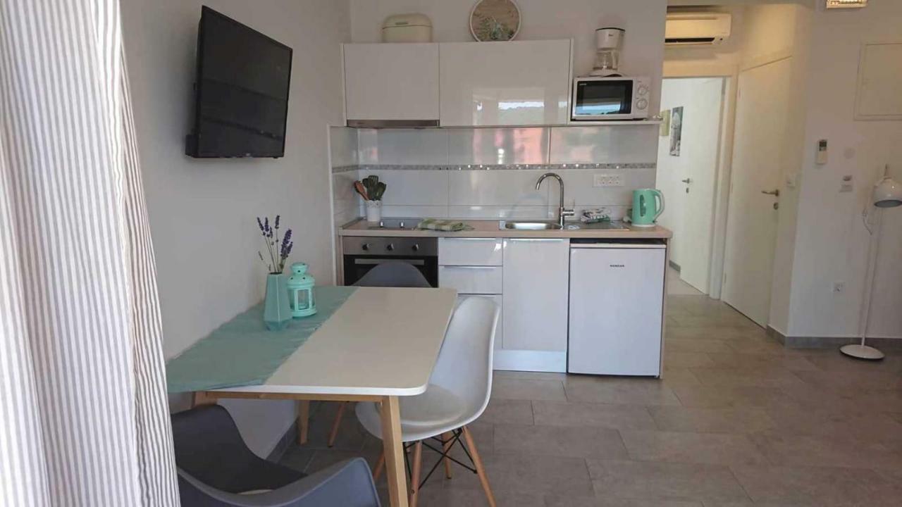 Apartments Nina Rab Town Exterior photo